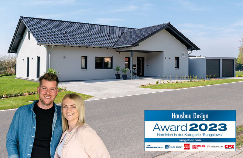 FingerHaus NIVO 130, Gewinner des Hausbau Design Award 2023 in der Kategorie „Bungalows“, vor dem Haus ein lächelndes Bauherrenpaar.