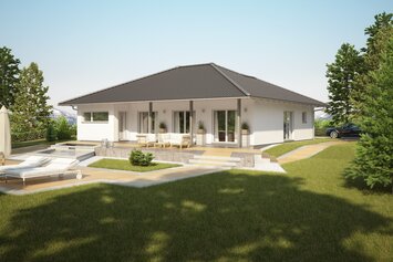 FingerHaus Bungalow NIVO 130 mit elegantem Walmdach und großzügiger Terrasse. Das Haus überzeugt mit klarer Architektur, heller Fassade und einem weitläufigen Garten mit gemütlichem Sitzbereich.