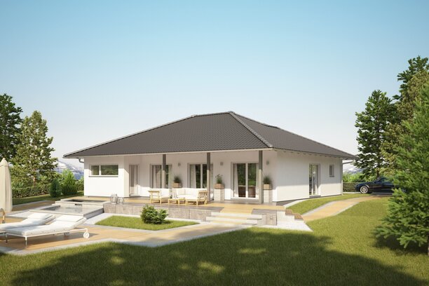 FingerHaus Bungalow NIVO 130 mit elegantem Walmdach und großzügiger Terrasse. Das Haus überzeugt mit klarer Architektur, heller Fassade und einem weitläufigen Garten mit gemütlichem Sitzbereich.