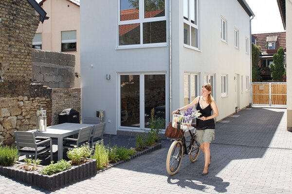 Schmales, modernes Stadthaus mit Satteldach und kleiner Terrasse im Innenhof, gebaut von FingerHaus.