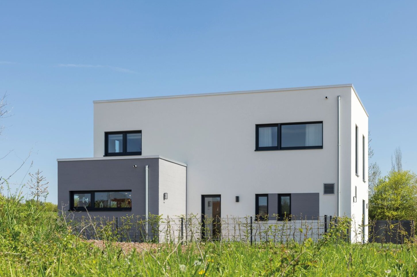 Modernes kubisches Musterhaus mit Flachdach und klarer Architektur in Fulda – FingerHaus TALO.