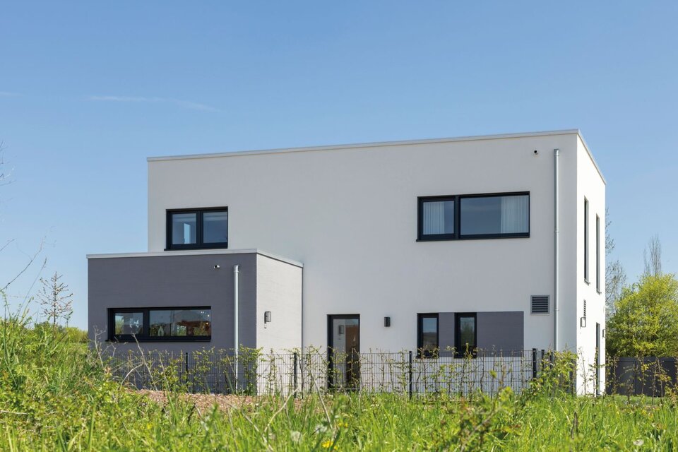 Modernes kubisches Musterhaus mit Flachdach und klarer Architektur in Fulda – FingerHaus TALO.
