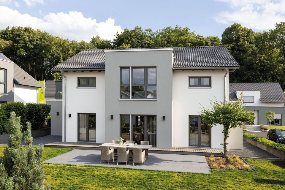 FingerHaus SENTO 503 Musterhaus in Bad Vilbel mit moderner Fassade, großem Balkonfenster und Garten mit Terrasse.