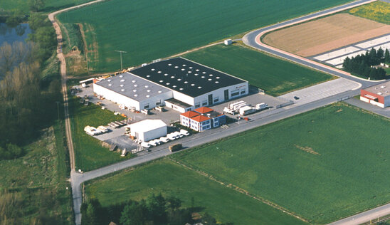 FingerHaus Werk in Frankenberg von 1993 in der Vogelperspektiv emit Verwalrungsgebäude und Produktion