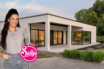 Der Musterhaus-Bungalow NIVO »Sally Edition« mit moderner Flachdacharchitektur, überdachter Terrasse und bodentiefen Fensterfronten. Im Vordergrund ist Food-Bloggerin Sally Özcan zu sehen.