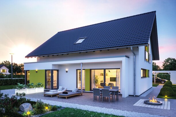 FingerHaus VIO 500 S130 mit Satteldach, Erker und großer Terrasse im Abendlicht