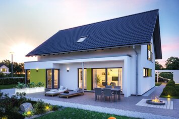 FingerHaus VIO 500 S130 mit Satteldach, Erker und großer Terrasse im Abendlicht