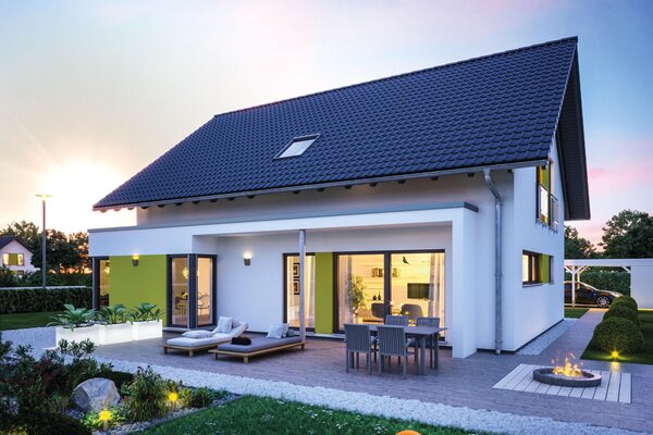 FingerHaus VIO 500 S130 mit Satteldach, Erker und großer Terrasse im Abendlicht