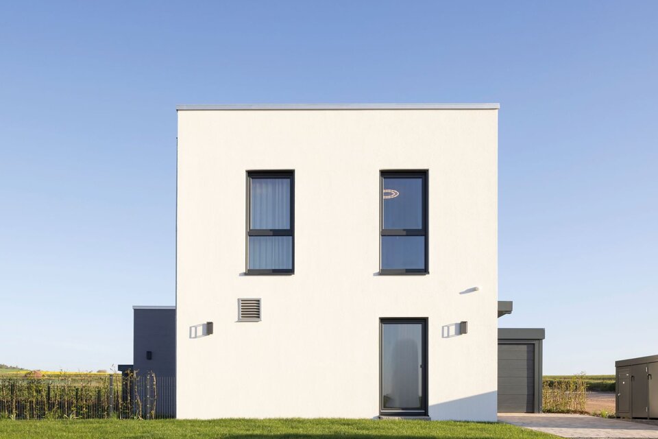 Frontansicht des Musterhauses TALO in Fulda – moderner Kubusbau mit klarer Architektur.
