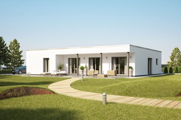 FingerHaus Bungalow NIVO 140 mit modernem Flachdach und klarer, geradliniger Architektur. Große Fensterfronten öffnen sich zur Terrasse, eingebettet in eine weitläufige, gepflegte Gartenlandschaft mit geschwungenem Weg.