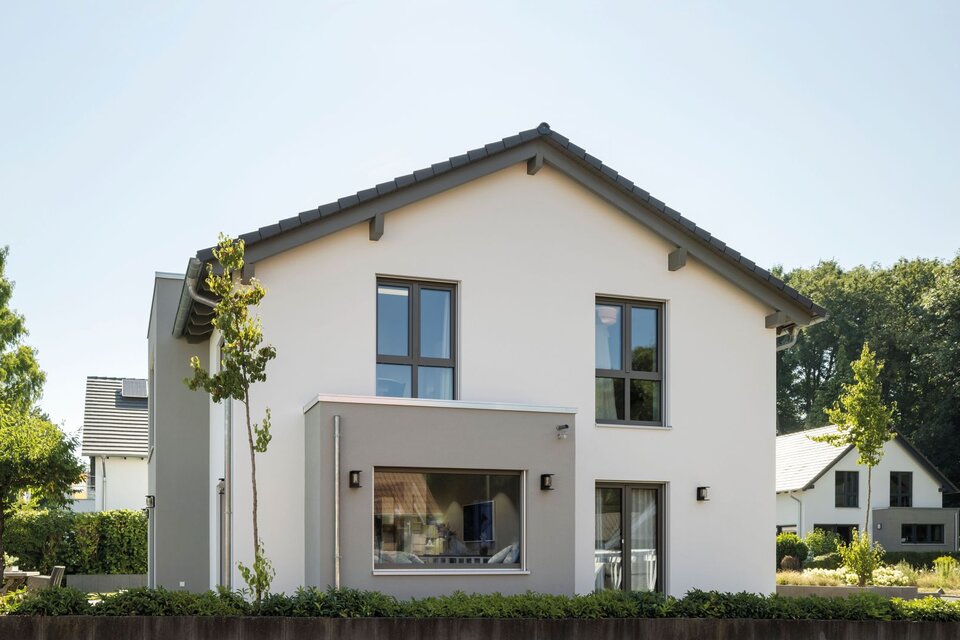 FingerHaus SENTO 503 Musterhaus in Bad Vilbel mit moderner Putzfassade, großen Fenstern und klarer Linienführung.