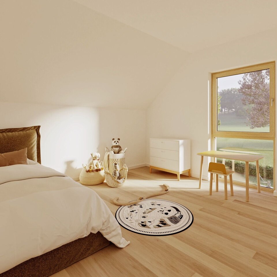 Helles Kinderzimmer im Dachgeschoss mit Bett, kleinem Tisch und viel Tageslicht.