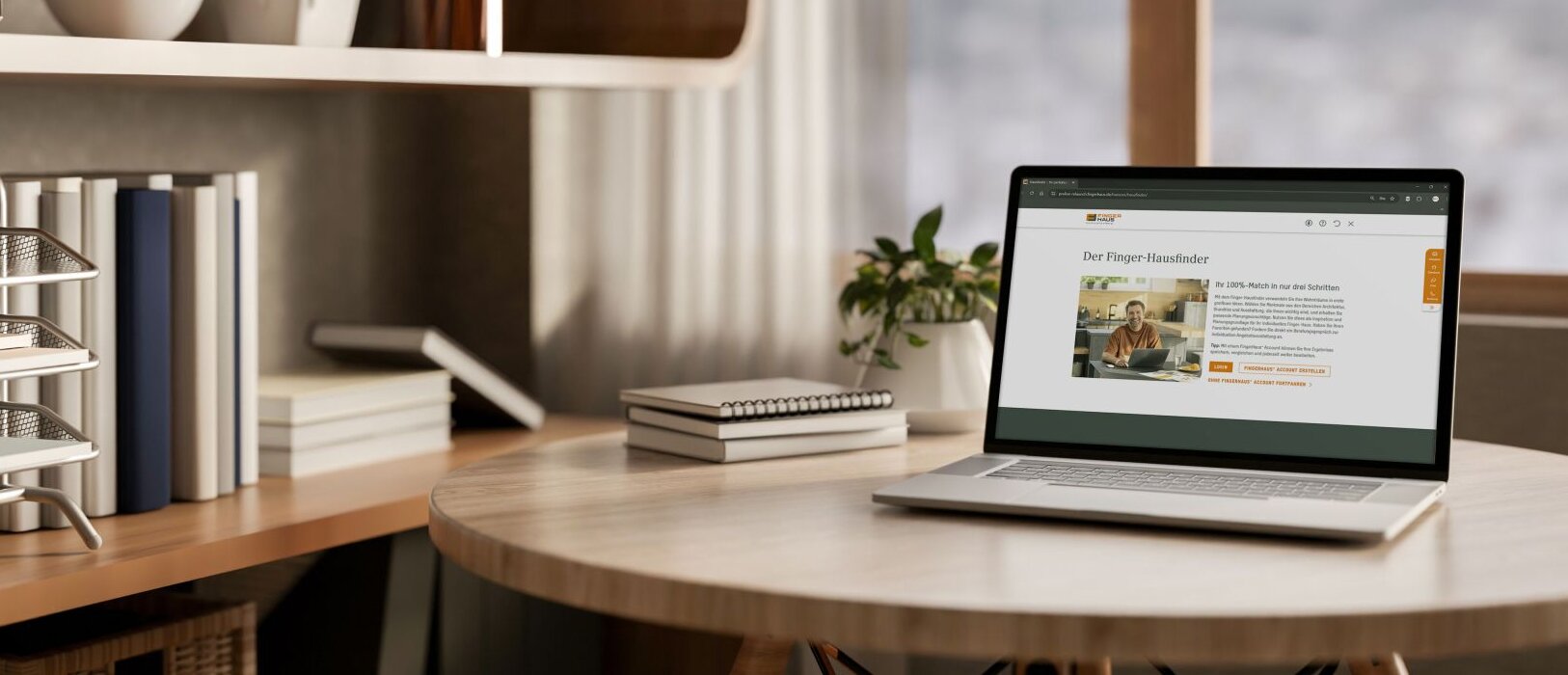 Startseite des digitalen Hausfinder-Tools von FingerHaus auf einem Laptop, mit Einstieg in die individuelle Hausplanung in moderner Arbeitsumgebung.