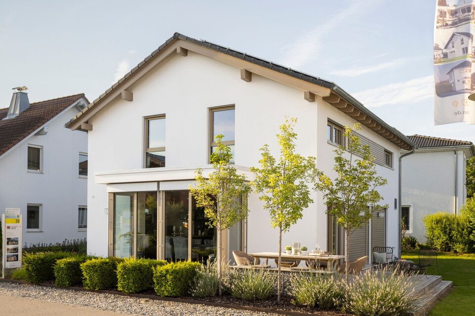 Musterhaus MEDLEY 300 B in Poing mit moderner Architektur, großen Fensterflächen und einladender Gartengestaltung.