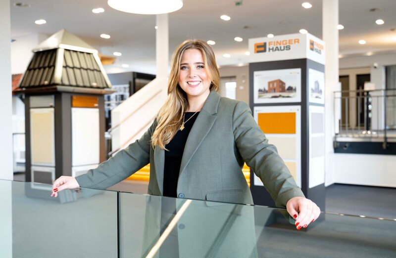 Geschäftsführerin von FingerHaus, Louisa Cronau, in der Bemusterung am Firmenstandort Frankenberg