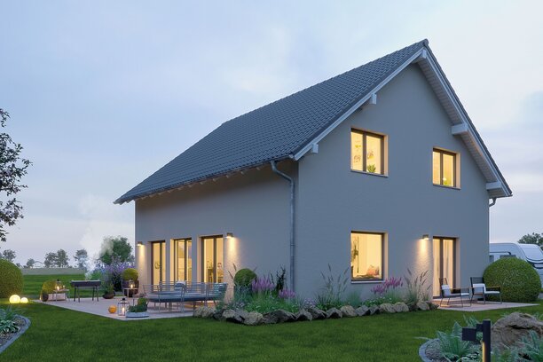 FingerHaus SENTO 400 – Einfamilienhaus mit Satteldach, heller Fassade, bodentiefen Fenstern und seitlichem Erkeranbau. Garten mit Rasen, Terrasse und Beeten in sanfter Abendstimmung.
