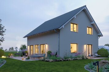 FingerHaus SENTO 400 – Einfamilienhaus mit Satteldach, heller Fassade, bodentiefen Fenstern und seitlichem Erkeranbau. Garten mit Rasen, Terrasse und Beeten in sanfter Abendstimmung.