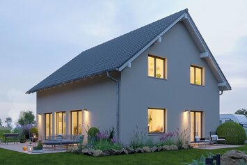 FingerHaus SENTO 400 – Einfamilienhaus mit Satteldach, heller Fassade, bodentiefen Fenstern und seitlichem Erkeranbau. Garten mit Rasen, Terrasse und Beeten in sanfter Abendstimmung.