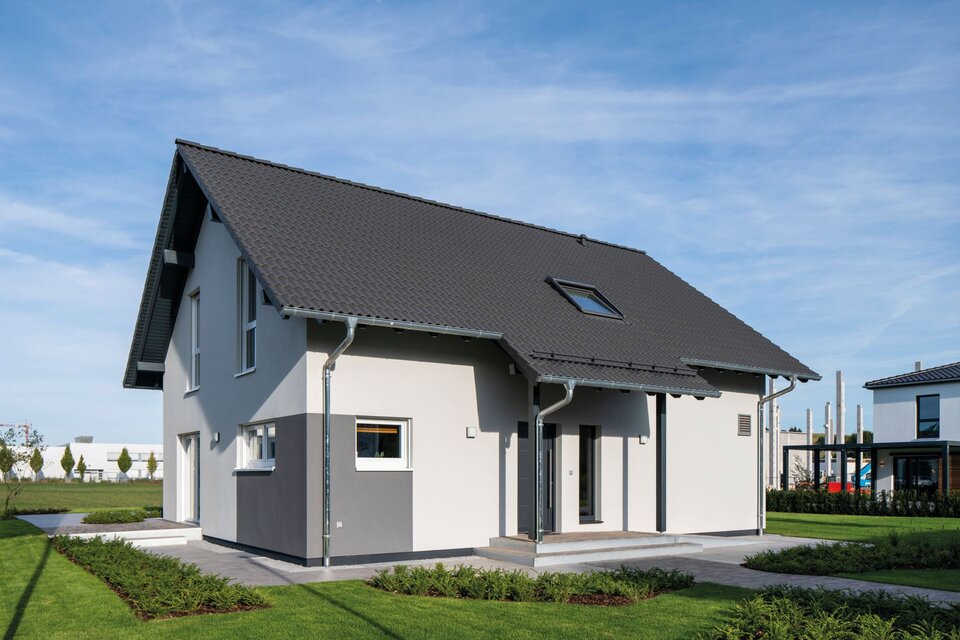 FingerHaus JUNO 402 Musterhaus Frankenberg – Eingangsansicht mit modernem Eingangsbereich und Satteldach