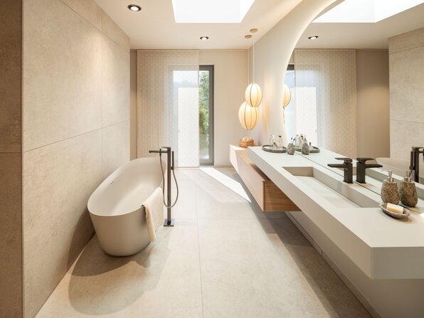 Badezimmer im FingerHaus Musterhaus NIVO in Frankenberg mit freistehender Badewanne, langem Doppelwaschtisch und großem Wandspiegel.