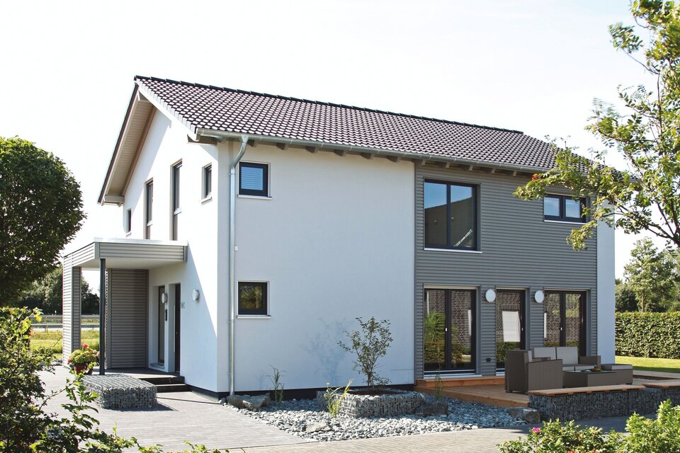 Außenansicht des FingerHaus Musterhauses NEO 300 in Hannover mit Satteldach, heller Fassade, moderner Architektur und Terrasse.