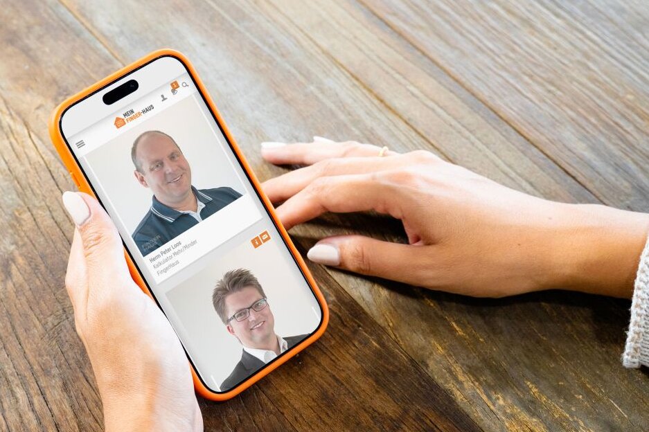 Person hält ein Smartphone mit dem FingerHaus Serviceportal in den Händen. Auf dem Display sind persönliche Ansprechpartner mit Porträtfotos dargestellt.