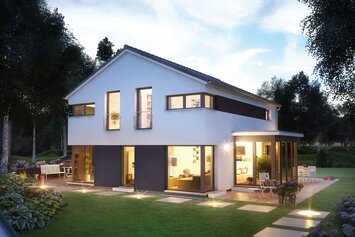 FingerHaus MEDLEY 410 – modernes zweigeschossiges Einfamilienhaus mit Satteldach, weiß-grauer Fassade und großen Fenstern in Abendstimmung. Innen- und Außenbeleuchtung schaffen eine warme Atmosphäre, im Garten sind Terrasse, Rasen und Steinweg sichtbar.