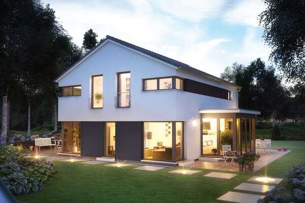 FingerHaus MEDLEY 410 – modernes zweigeschossiges Einfamilienhaus mit Satteldach, weiß-grauer Fassade und großen Fenstern in Abendstimmung. Innen- und Außenbeleuchtung schaffen eine warme Atmosphäre, im Garten sind Terrasse, Rasen und Steinweg sichtbar.