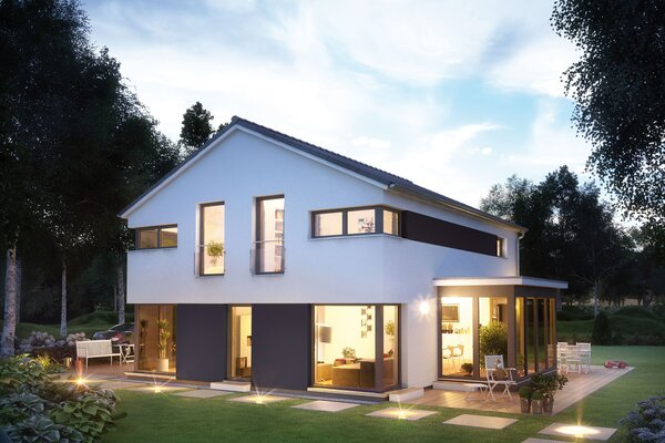 FingerHaus MEDLEY 410 – modernes zweigeschossiges Einfamilienhaus mit Satteldach, weiß-grauer Fassade und großen Fenstern in Abendstimmung. Innen- und Außenbeleuchtung schaffen eine warme Atmosphäre, im Garten sind Terrasse, Rasen und Steinweg sichtbar.