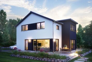FingerHaus MEDLEY 411 – modernes zweigeschossiges Einfamilienhaus mit Satteldach, weiß-grauer Fassade und großen Fenstern in Abendstimmung. Die Innenbeleuchtung leuchtet durch die Glasflächen, im Garten befinden sich Rasen, Steinweg und Blumenbeete.