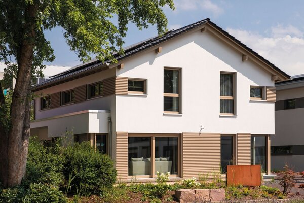 Musterhaus MEDLEY in Fellbach mit moderner Fassade in Weiß und Holzoptik, großen Fenstern und gepflegter Gartenanlage im Vordergrund.