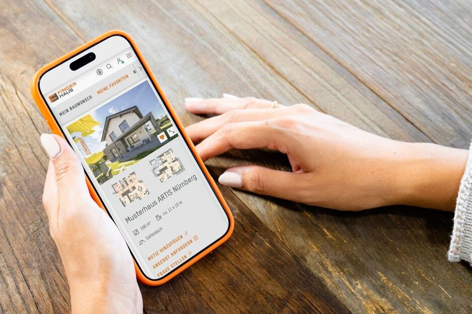 Person hält ein Smartphone mit dem FingerHaus+-Account in den Händen. Auf dem Display ist der persönliche Planungsbereich mit einem Hausmodell und Grundrissen für Bauinteressierte zu sehen.