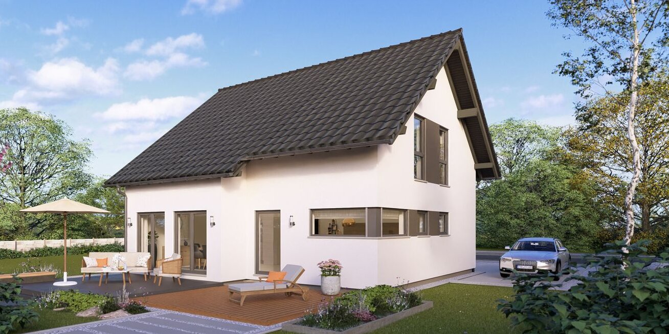 Modernes FingerHaus Fertighaus mit Satteldach, großen Fenstern und Terrasse mit Gartenmöbeln in grüner Umgebung