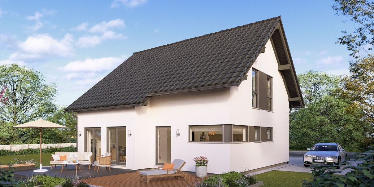 Modernes FingerHaus Fertighaus mit Satteldach, großen Fenstern und Terrasse mit Gartenmöbeln in grüner Umgebung