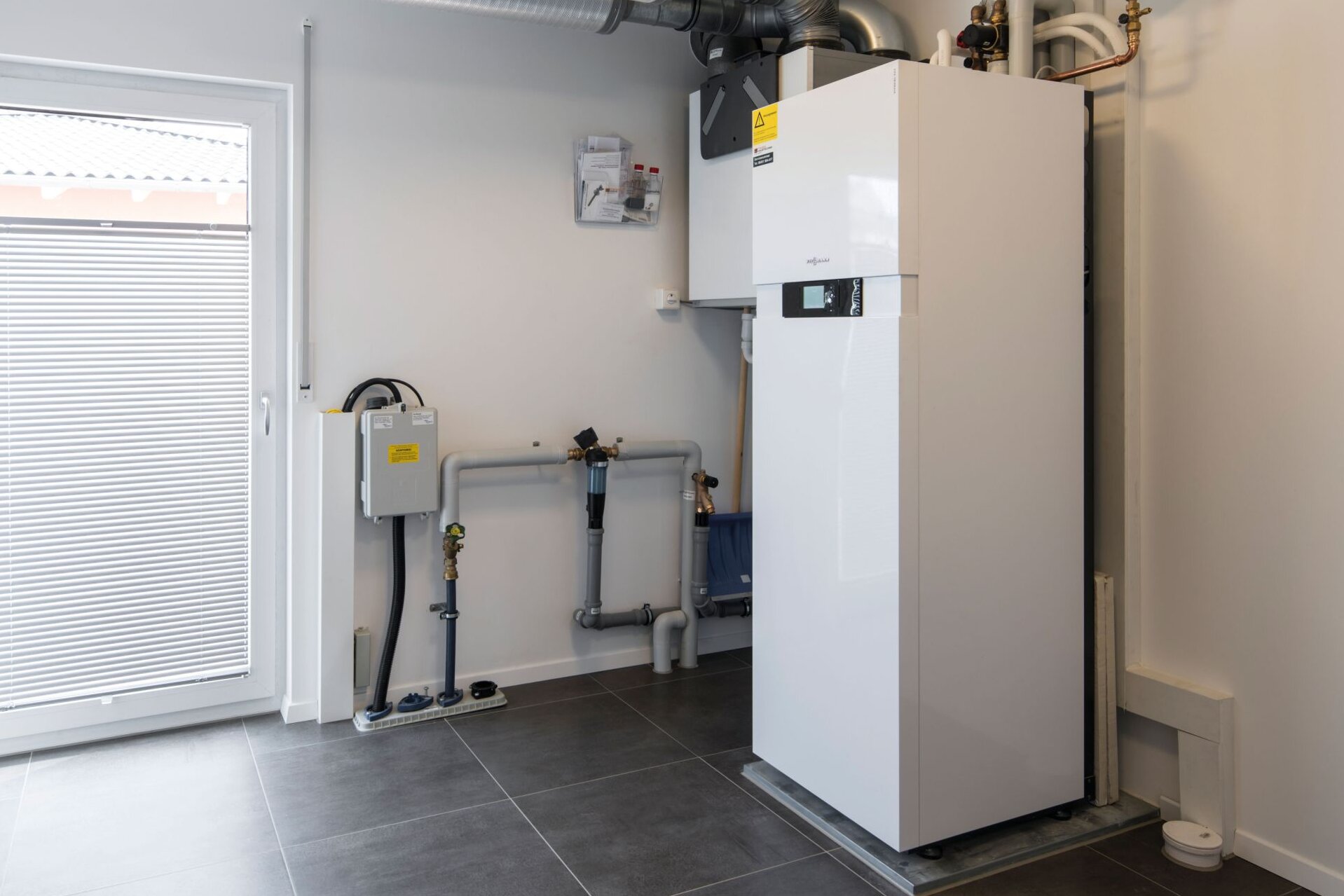 Hauswirtschaftsraum im Musterhaus UNO 2.0 in Leipzig mit moderner Heizungs- und Lüftungsanlage.