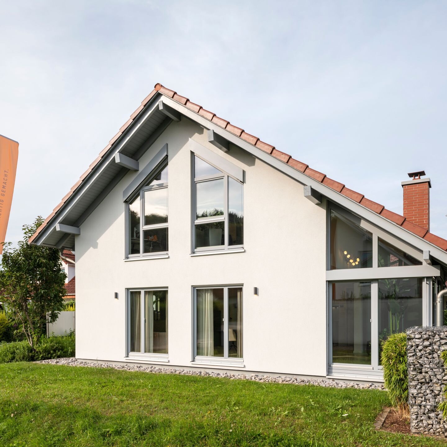 Außenansicht des frei geplanten FingerHaus Musterhauses in Marburg mit modernem Satteldach und großen Fenstern.