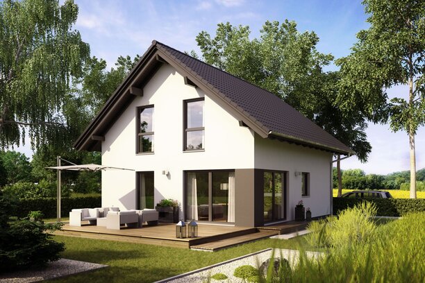 Fertighaus FingerHaus MEDLEY 102 A S100 mit heller Fassade, dunklem Satteldach und Holzterrasse mit Sitzmöbeln im sonnigen Garten, umgeben von Pflanzen und Bäumen.
