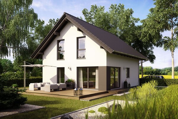 Fertighaus FingerHaus MEDLEY 102 A S100 mit heller Fassade, dunklem Satteldach und Holzterrasse mit Sitzmöbeln im sonnigen Garten, umgeben von Pflanzen und Bäumen.