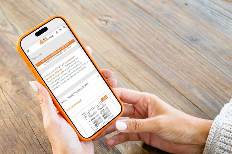 Person hält ein Smartphone mit dem FingerHaus Serviceportal in den Händen. Auf dem Display ist die digitale Hausakte dargestellt.