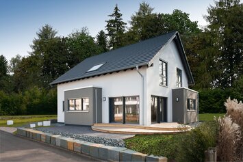 Modernes Musterhaus mit Satteldach und zweifarbiger Putzfassade in Weiß und Grau. Vor dem Haus befindet sich eine Holzterrasse, eingerahmt von Zierkies und einer niedrigen Natursteinmauer.
