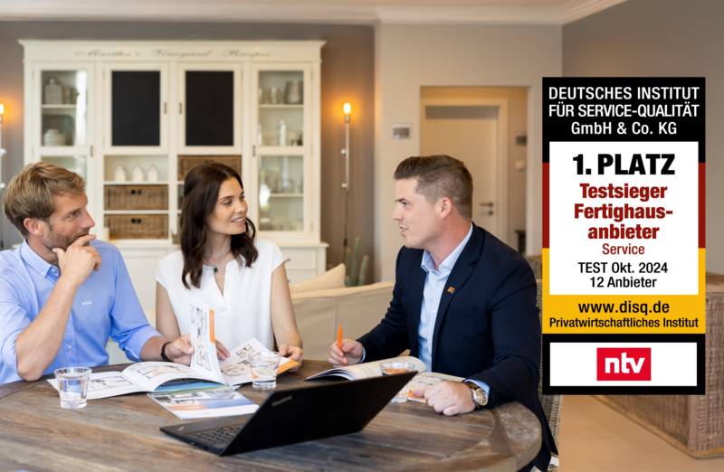 Drei Personen sitzen an einem runden Holztisch in einem hellen Wohnzimmer und besprechen Unterlagen, im Hintergrund ein Regal mit Gläsern und Geschirr, rechts ein Schild mit der Aufschrift 'DEUTSCHES INSTITUT FÜR SERVICE-QUALITÄT GmbH & Co. KG 1. PLATZ Testsieger Fertighausanbieter Service TEST Okt. 2024 12 Anbieter www.disq.de Privatwirtschaftliches Institut ntv'.