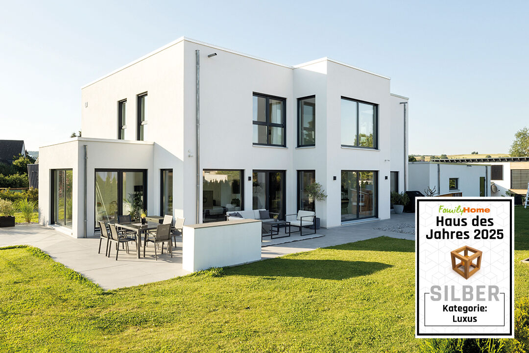 Modernes, kubisches FingerHaus mit großer Terrasse und Garten; ausgezeichnet als „Haus des Jahres 2025“ in Silber in der Kategorie Luxus.