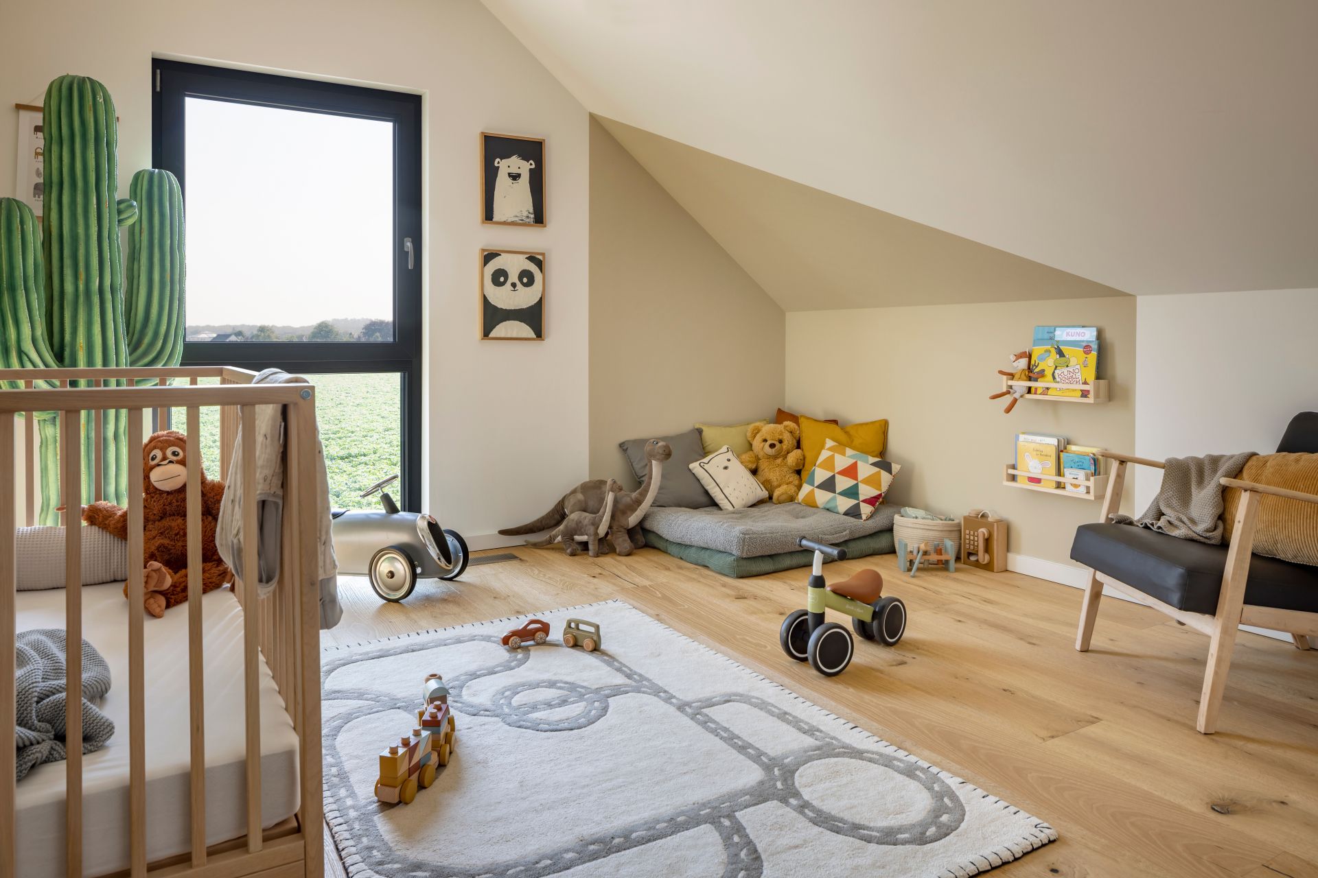 Frei geplantes Kinderzimmer im FingerHaus mit Spielecke, Kuschelecke und moderner Einrichtung.