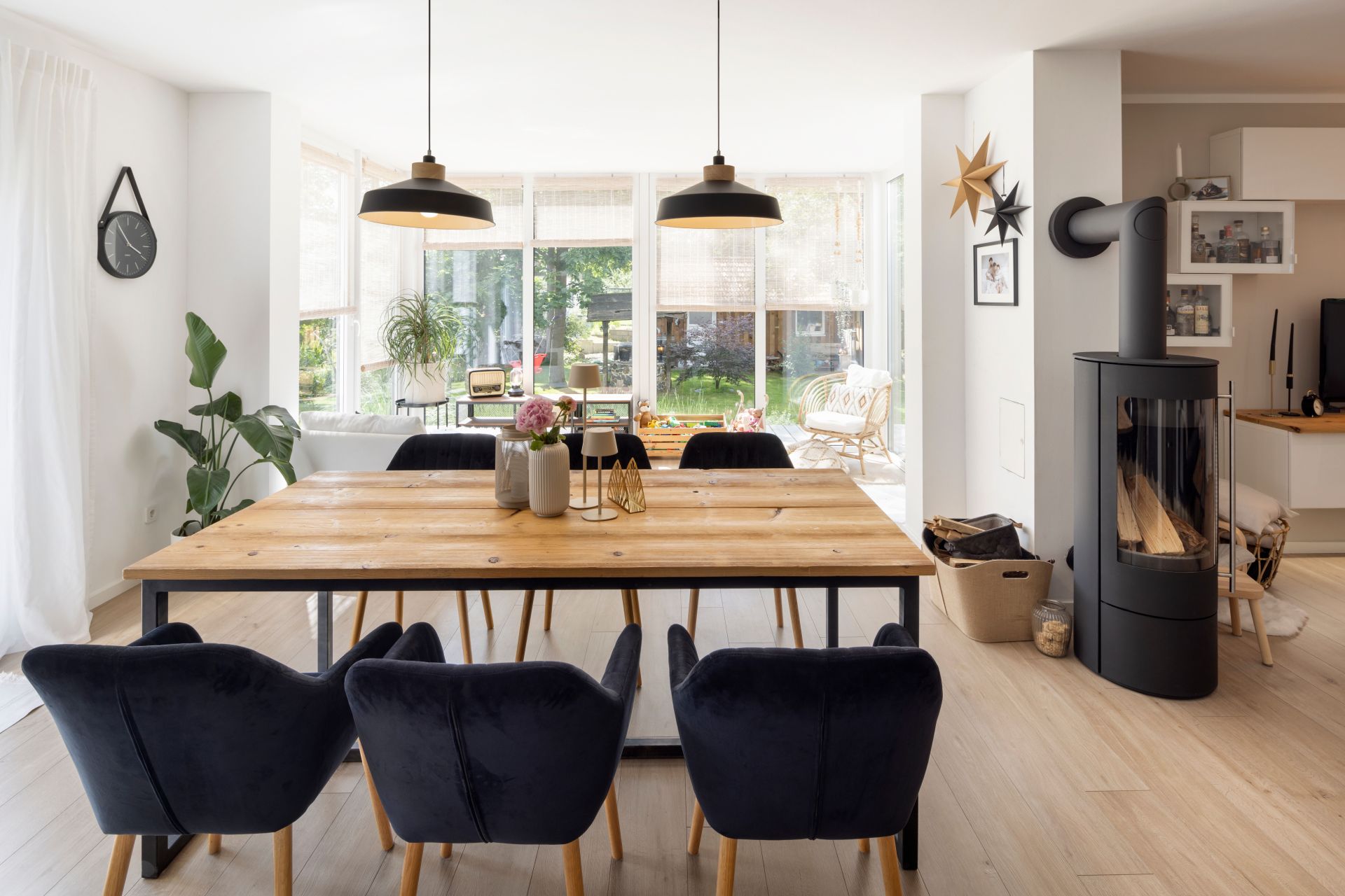 Frei geplantes FingerHaus mit modernem Esszimmer, Holztisch, Kaminofen und Ausblick in den Wintergarten.