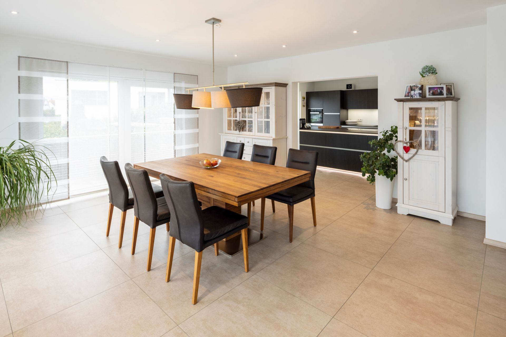 Frei geplantes FingerHaus mit modernem Esszimmer und Blick in die offene Küche.