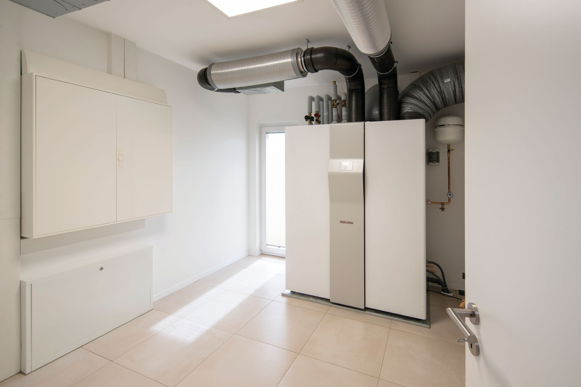 FingerHaus JUNO 402 Musterhaus Frankenberg – moderner Hauswirtschaftsraum mit Heizung, Wärmepumpe und Techniksystem