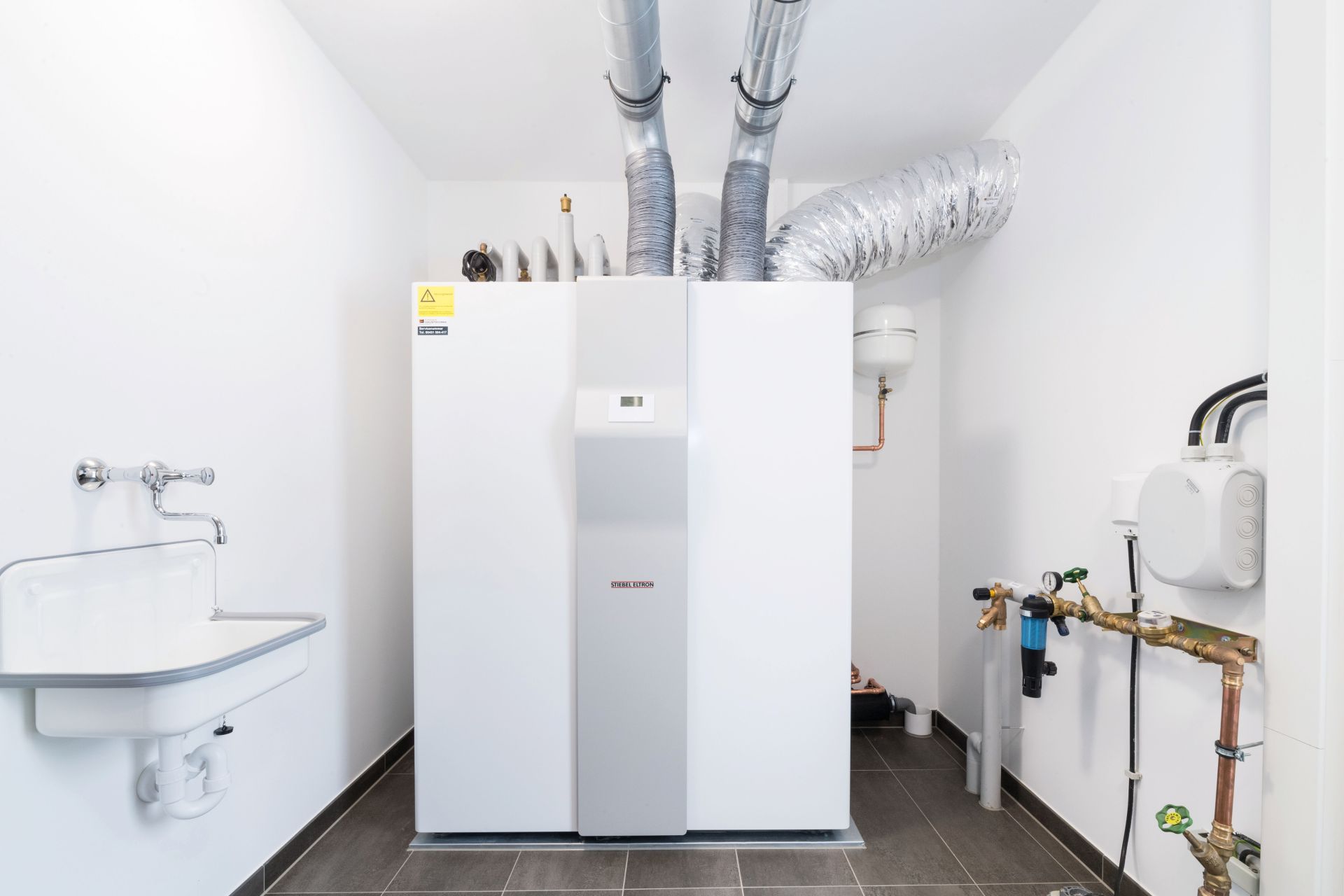 Technikraum im Musterhaus MEDLEY in Poing mit moderner Heizungs- und Lüftungsanlage von Stiebel Eltron.