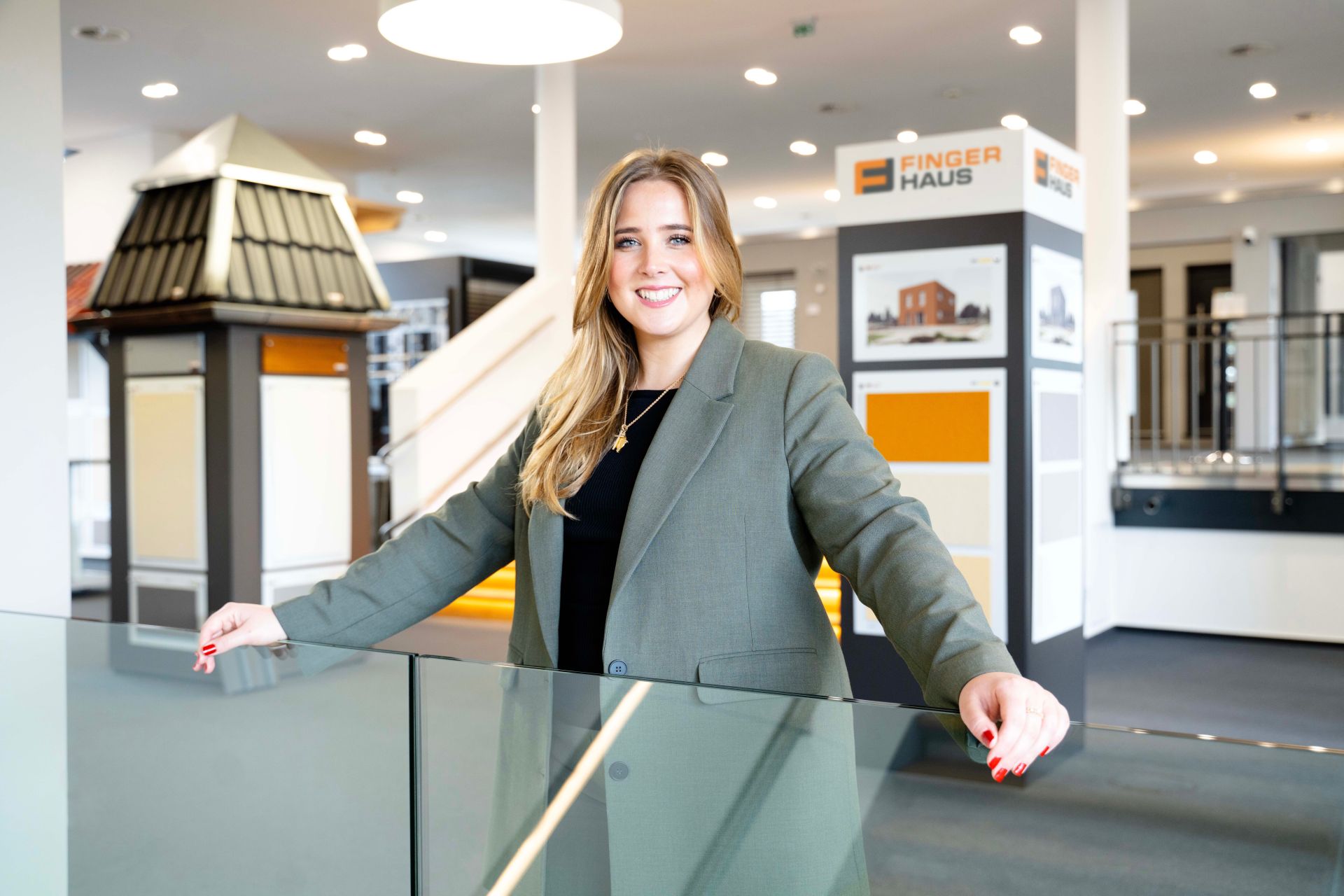 Geschäftsführerin von FingerHaus, Louisa Cronau, in der Bemusterung am Firmenstandort Frankenberg