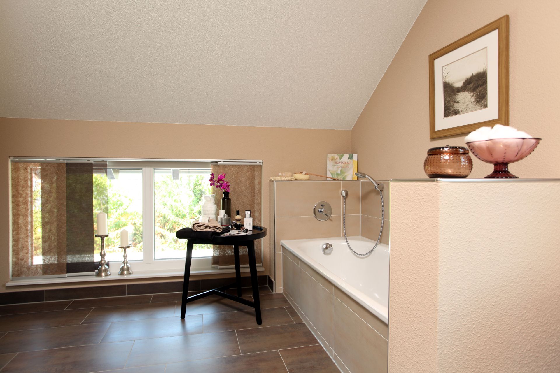 Badezimmer im Dachgeschoss des MEDLEY 310 im Musterhaus Erfurt mit Wanne und Nischen-Deko.