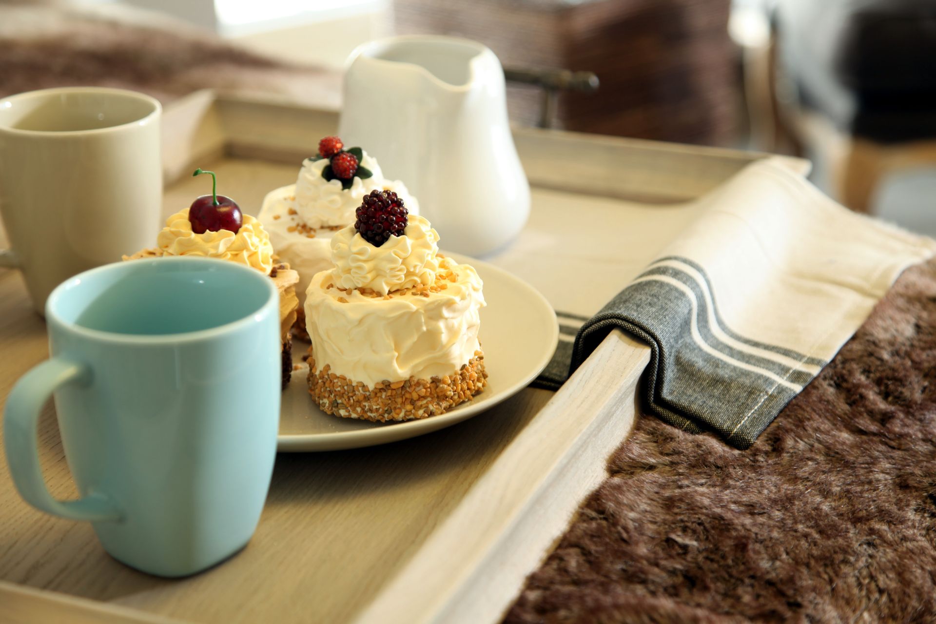 Detailaufnahme einer gemütlichen Tischdekoration mit Kaffee und Gebäck im MEDLEY 310 Musterhaus Erfurt.